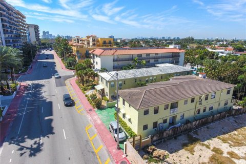 Commercial property in Surfside, Florida № 1715977 - photo 3