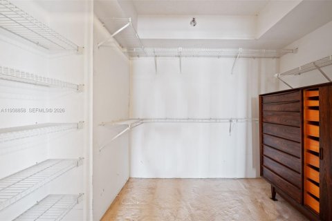 Condo in Aventura, Florida, 2 bedrooms  № 1999092 - photo 16