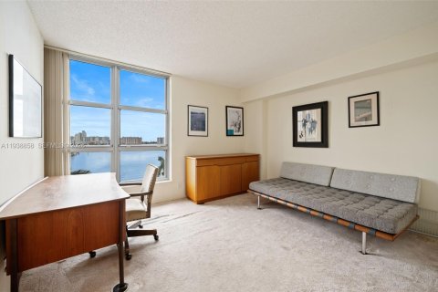 Condo in Aventura, Florida, 2 bedrooms  № 1999092 - photo 19