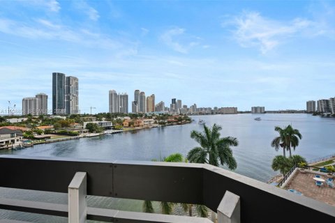 Condo in Aventura, Florida, 2 bedrooms  № 1999092 - photo 2