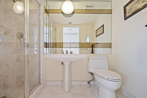 Condo in Aventura, Florida, 2 bedrooms  № 1999092 - photo 21