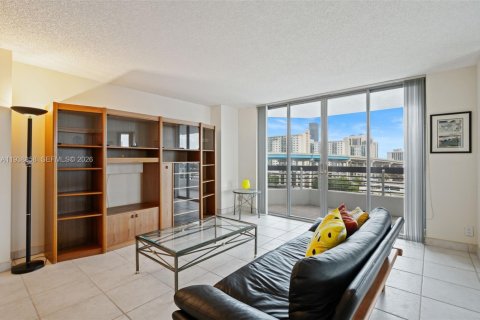 Condo in Aventura, Florida, 2 bedrooms  № 1999092 - photo 7