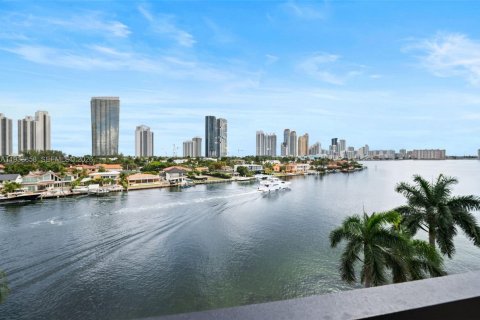 Condo in Aventura, Florida, 2 bedrooms  № 1999092 - photo 1