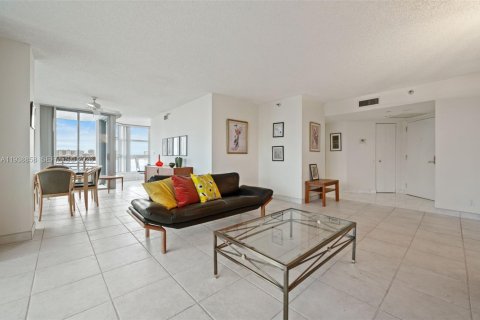 Condo in Aventura, Florida, 2 bedrooms  № 1999092 - photo 8