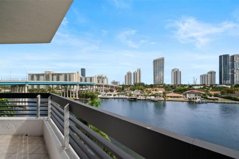 Condo in Aventura, Florida, 2 bedrooms  № 1999092 - photo 23