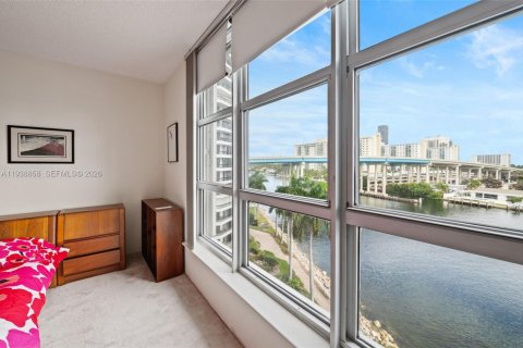 Condo in Aventura, Florida, 2 bedrooms  № 1999092 - photo 13