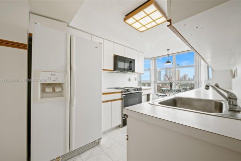 Condo in Aventura, Florida, 2 bedrooms  № 1999092 - photo 11