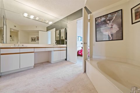 Condo in Aventura, Florida, 2 bedrooms  № 1999092 - photo 17