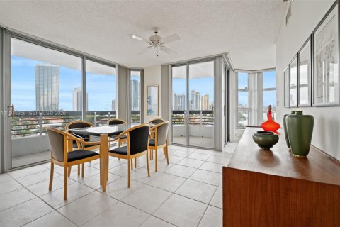 Condo in Aventura, Florida, 2 bedrooms  № 1999092 - photo 4