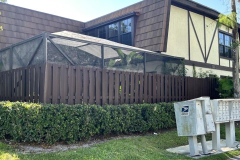 Townhouse in Royal Palm Beach, Florida 3 bedrooms, 158.86 sq.m. № 1135330 - photo 1