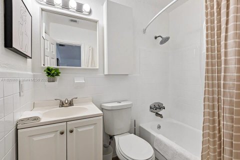 Casa en alquiler en Fort Lauderdale, Florida, 2 dormitorios № 1937580 - foto 12