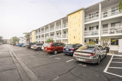 Condo in Bradenton, Florida, 1 bedroom  № 1719857 - photo 1