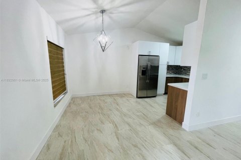 House in Homestead, Florida 3 bedrooms, 129.78 sq.m. № 1814180 - photo 5
