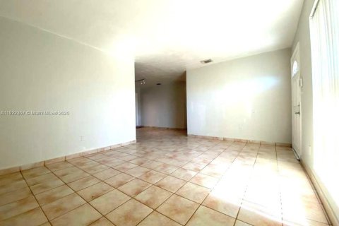 Снять в аренду виллу или дом в Майами, Флорида 4 спальни, 179.58м2, № 1976302 - фото 8