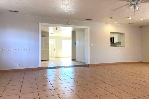 Снять в аренду виллу или дом в Майами, Флорида 4 спальни, 179.58м2, № 1976302 - фото 6