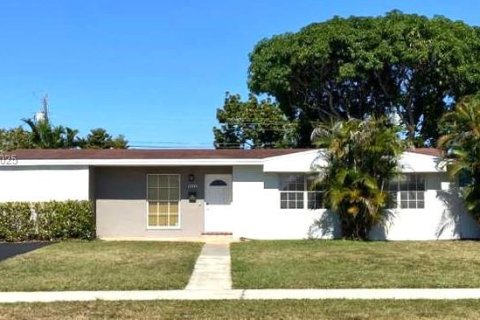 Дом в Майами, Флорида 4 спальни, 179.58м2 № 1976302