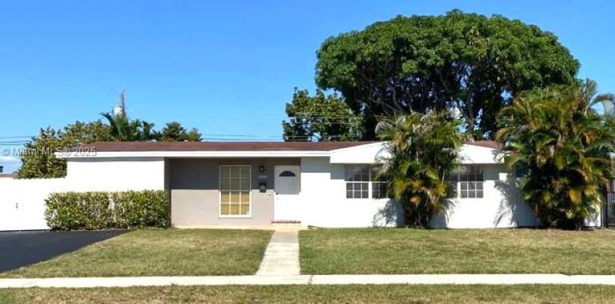 Дом в Майами, Флорида 4 спальни, 179.58м2 № 1976302