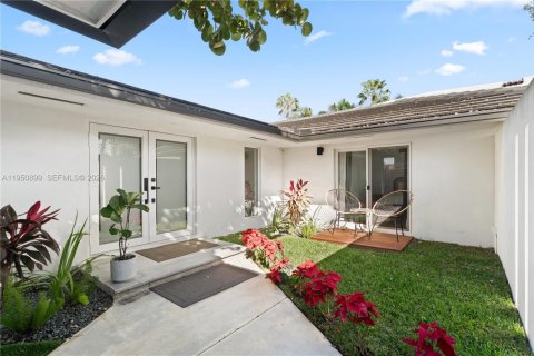 Villa ou maison à louer à Miami, Floride: 4 chambres, 219.62 m2 № 2153111 - photo 4