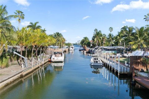 Villa ou maison à louer à Miami, Floride: 4 chambres, 219.62 m2 № 2153111 - photo 9