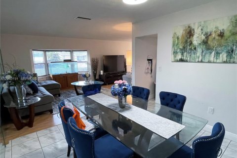 House in Sunrise, Florida 4 bedrooms, 164.25 sq.m. № 2086438 - photo 11
