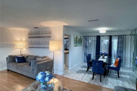 House in Sunrise, Florida 4 bedrooms, 164.25 sq.m. № 2086438 - photo 8