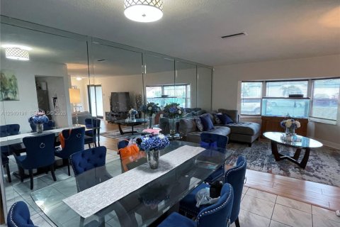 House in Sunrise, Florida 4 bedrooms, 164.25 sq.m. № 2086438 - photo 12