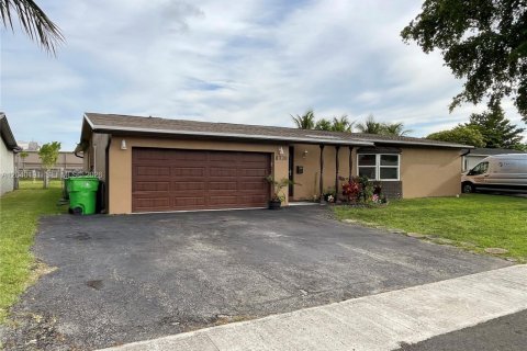 House in Sunrise, Florida 4 bedrooms, 164.25 sq.m. № 2086438 - photo 2