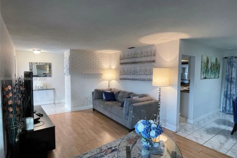House in Sunrise, Florida 4 bedrooms, 164.25 sq.m. № 2086438 - photo 7