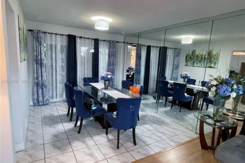House in Sunrise, Florida 4 bedrooms, 164.25 sq.m. № 2086438 - photo 10