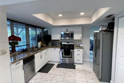 House in Sunrise, Florida 4 bedrooms, 164.25 sq.m. № 2086438 - photo 13