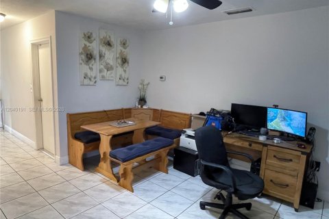 House in Sunrise, Florida 4 bedrooms, 164.25 sq.m. № 2086438 - photo 17