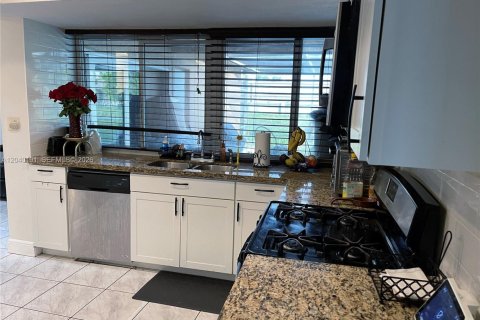 House in Sunrise, Florida 4 bedrooms, 164.25 sq.m. № 2086438 - photo 16