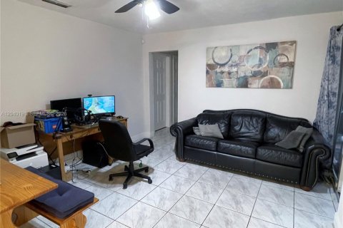 House in Sunrise, Florida 4 bedrooms, 164.25 sq.m. № 2086438 - photo 18