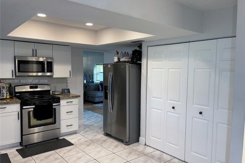 House in Sunrise, Florida 4 bedrooms, 164.25 sq.m. № 2086438 - photo 15