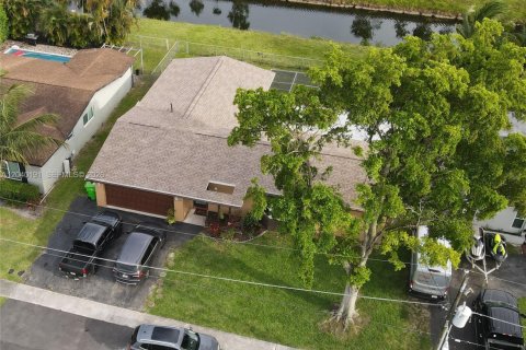 House in Sunrise, Florida 4 bedrooms, 164.25 sq.m. № 2086438 - photo 3
