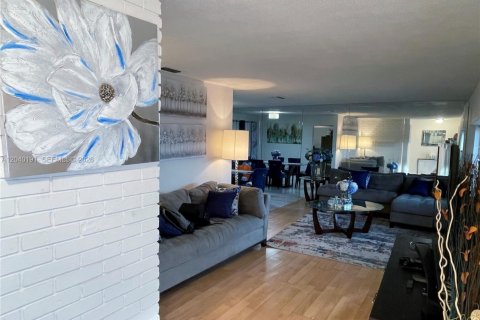 House in Sunrise, Florida 4 bedrooms, 164.25 sq.m. № 2086438 - photo 4