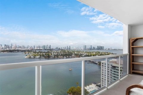 Condominio en Miami Beach, Florida, 2 dormitorios  № 1980366