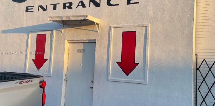 Immobilier commercial à Hialeah, Floride № 1958828