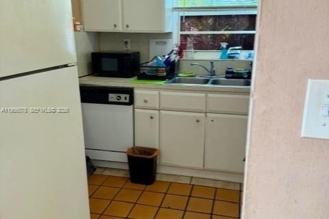 Commercial property in Miami, Florida 180.79 sq.m. № 2010534 - photo 5