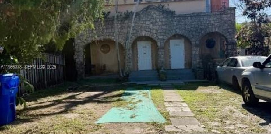Commercial property in Miami, Florida 180.79 sq.m. № 2010534
