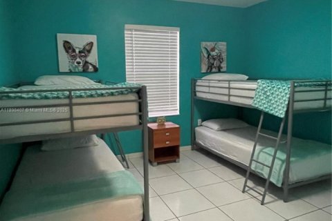Casa en alquiler en Miami, Florida, 3 dormitorios, 256.41 m2 № 2081593 - foto 9