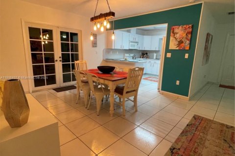 Casa en alquiler en Miami, Florida, 3 dormitorios, 256.41 m2 № 2081593 - foto 10