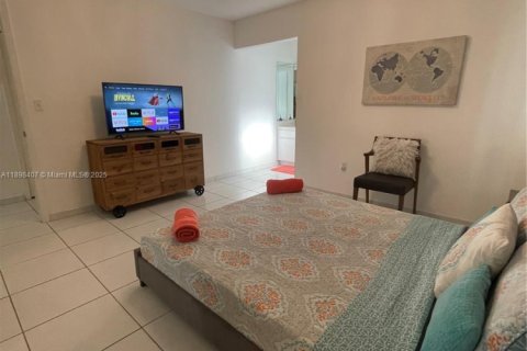 Casa en alquiler en Miami, Florida, 3 dormitorios, 256.41 m2 № 2081593 - foto 7