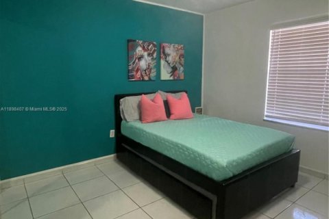 Casa en alquiler en Miami, Florida, 3 dormitorios, 256.41 m2 № 2081593 - foto 8