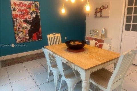 Casa en alquiler en Miami, Florida, 3 dormitorios, 256.41 m2 № 2081593 - foto 3