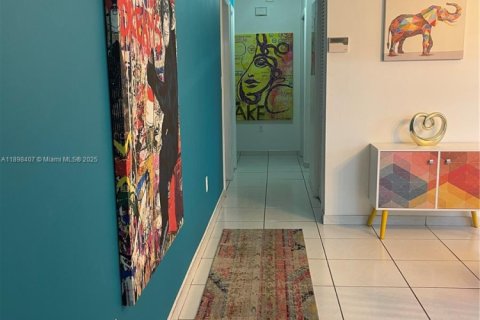 Casa en alquiler en Miami, Florida, 3 dormitorios, 256.41 m2 № 2081593 - foto 2