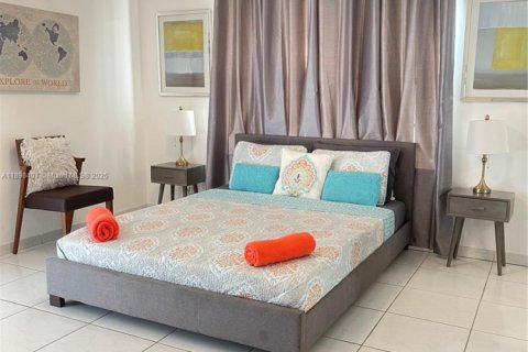 Casa en alquiler en Miami, Florida, 3 dormitorios, 256.41 m2 № 2081593 - foto 6