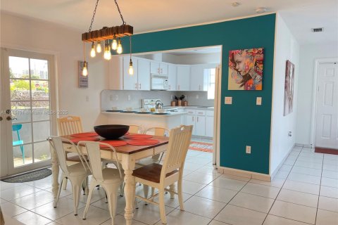 Casa en alquiler en Miami, Florida, 3 dormitorios, 256.41 m2 № 2081593 - foto 4