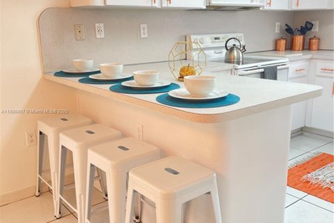 Casa en alquiler en Miami, Florida, 3 dormitorios, 256.41 m2 № 2081593 - foto 5