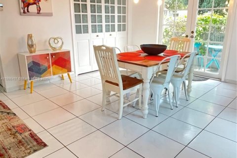 Casa en alquiler en Miami, Florida, 3 dormitorios, 256.41 m2 № 2081593 - foto 11
